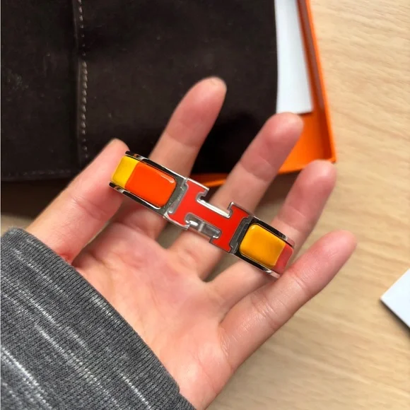 Brand new Hermès Orange and Yellow Enamel Bracelet limited Edition - Picture 4 of 8